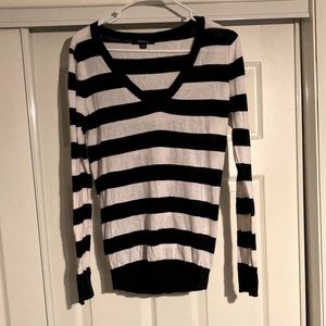 Women’s long sleeve v neck